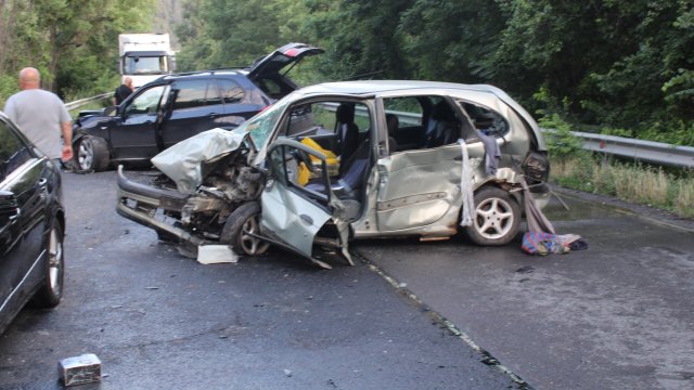 68 годишният шофьор на лек автомобил Рено предизвикал верижната катастрофа снощи