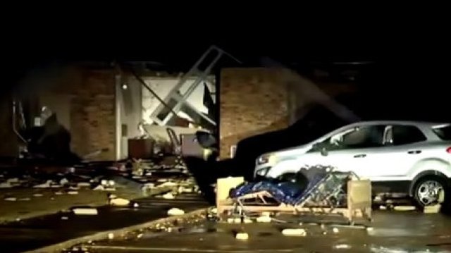Торнадо опустоши старчески дом в щата Арканзас в южната централна