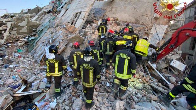 Спасителите са извадили още четири тела от развалините на къщи