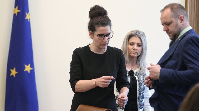 Парламентът утре ще изслуша вицепремиера Калина Константинова по повод решението