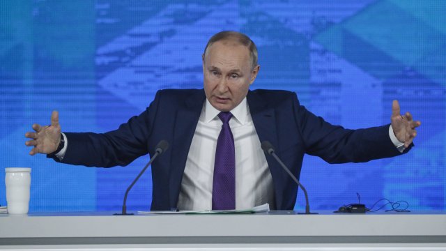 Руският президент Владимир Путин удвоява атаките на Русия във войната