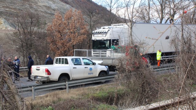 Верижна катастрофа между 5 автомобила затвори главен път Е 79 в