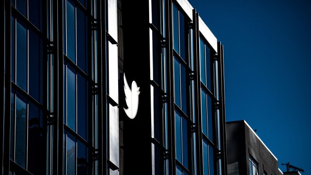Платформата Twitter спря правата на акаунт следил движението на личния