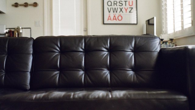 Коженият диван е красив аксесоар в хола ви Той обаче