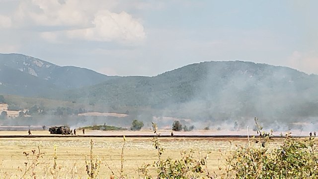 Пожар гори до военния полигон край Казанлък. Огънят е започнал