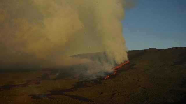 Най високият вулкан на островите Галапагос изригна като изхвърли лава и