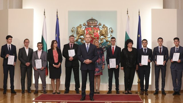 Държавният глава Румен Радев приветства на церемония в Гербовата зала