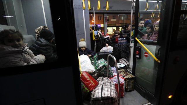 Автобус с около 50 бежанци от Украйна се е преобърнал