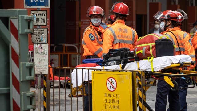 Около 150 души бяха хванати в капан на покрива на