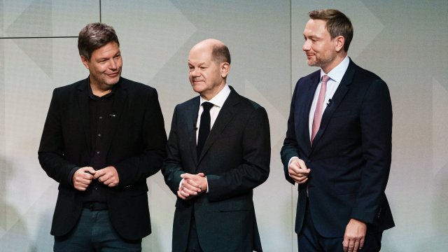 Осем мъже и 8 жени министри влизат в правителството на