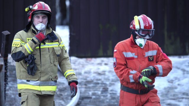 Двама души загинаха а други осем се водят изчезнали след