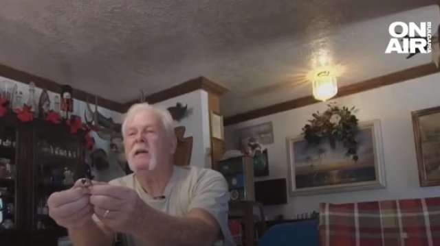 Плувец намери сватбена халка изгубена преди 17 години в канал