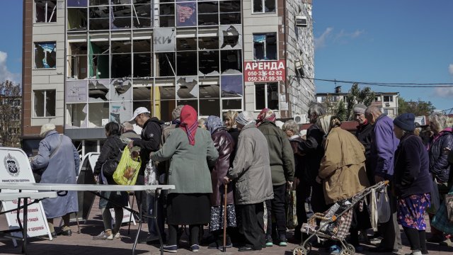 Започнала е евакуацията на цивилни граждани от украинския град Херсон