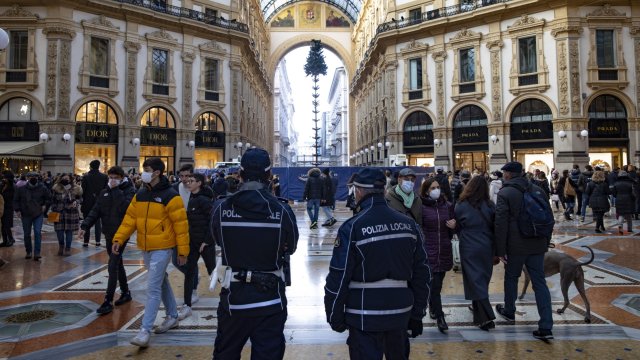В редица държави поетапно отпадат някои от въведените мерки срещу