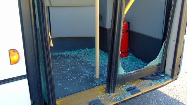 Вандали счупиха с камъни стъкла на два тролейбуса в Плевен.