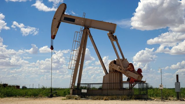 Петролът отчита спад в цената за първи път от 4