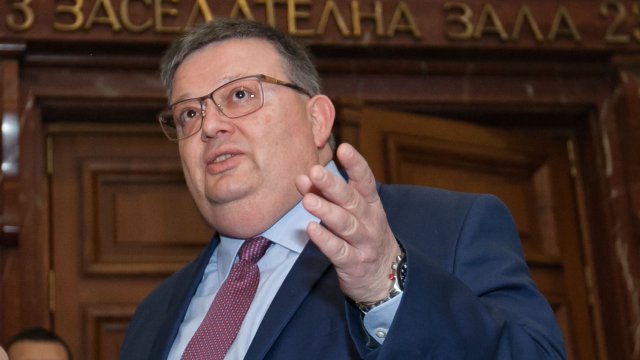 Cотир Цацаров е депозирал оставката си в деловодството на Народното