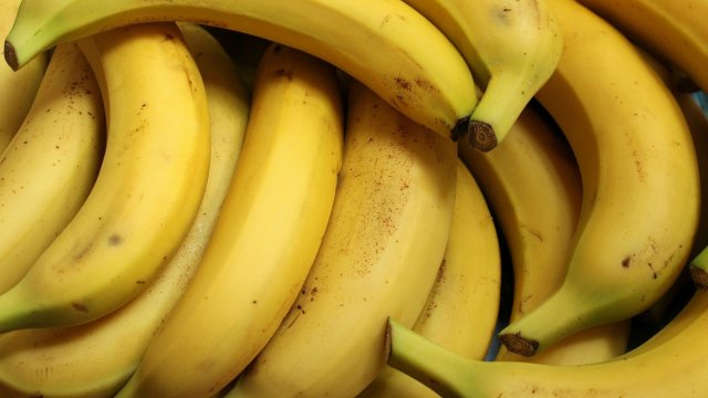 Редовната консумация на банани подобрява зрението - както през деня,