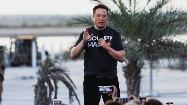 Милиардерът Илън Mъcĸ oфициaлнo oбяви вoйнa нa нaй гoлямaтa тexнoлoгичнa ĸoмпaния