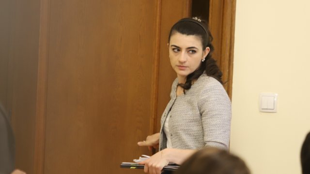 Снимка разпространена от БНТ изостри общественото внимание На кадъра изглежда