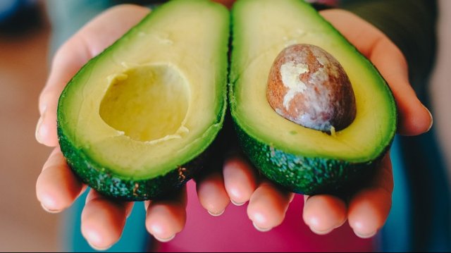 Авокадото има богата кремообразна текстура и високо съдържание на омега 3 мастни