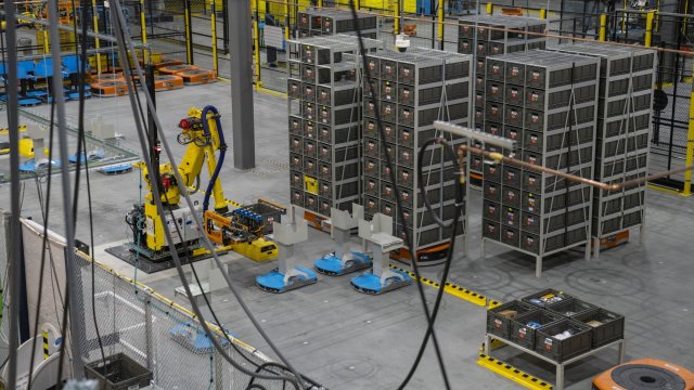 Amazon засилва използването на роботи в момент когато ръстът на
