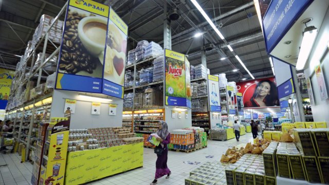 В търговските центрове на казахстанската столица възобновиха работа магазини за