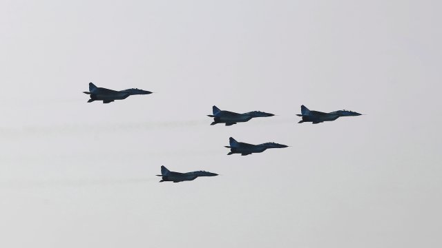 Украйна получи изтребители и резервни части за да укрепи военновъздушните