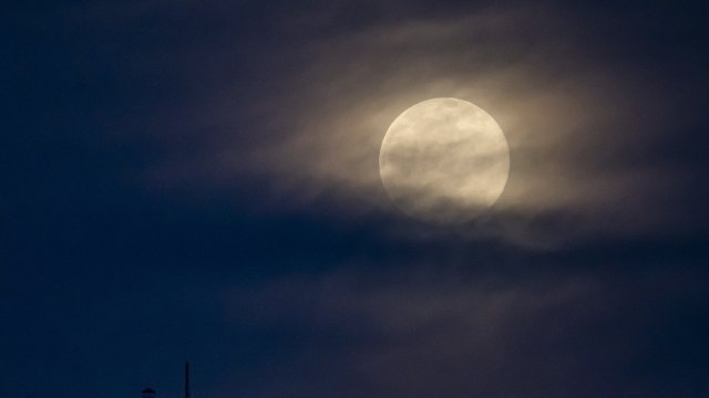 Китайският роувър Юйту 2 откри макроскопични стъклени парченца на далечната страна