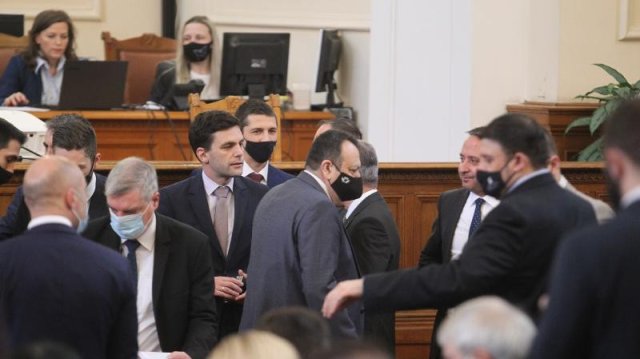 Депутатите обсъждат на първо четене промените в Закона за здравното