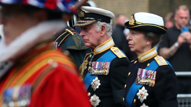 Днес Обединеното кралство и останалата част от света се обединяват