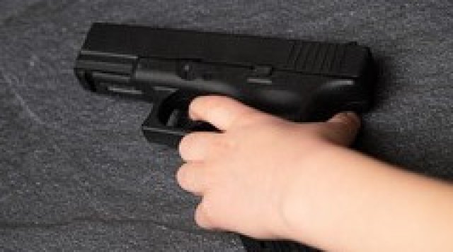 Двегодишно момченце застреля случайно баща си във Флорида предаде Франс