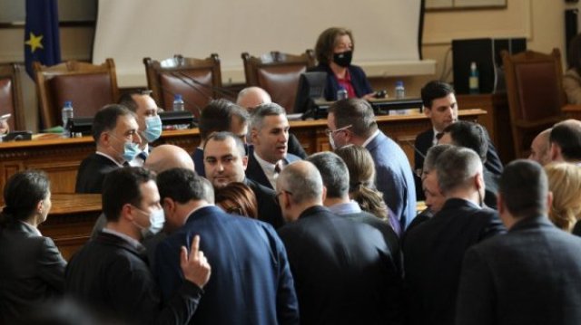Народното събрание влезе за кратко в почивка след като се
