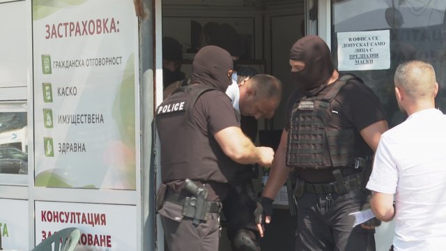 Застрахователен агент бе зрелищно арестуван тази сутрин в Бургас, където
