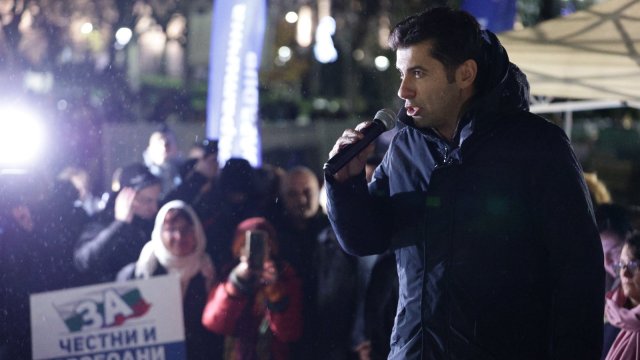 Протестиращи срещу връщането на хартиените бюлетини блокираха движението в центъра