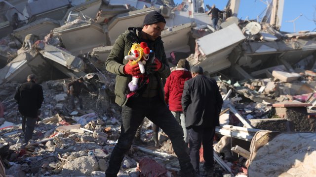 Продължават вторичните трусове след силното земетресение на територията на Турция