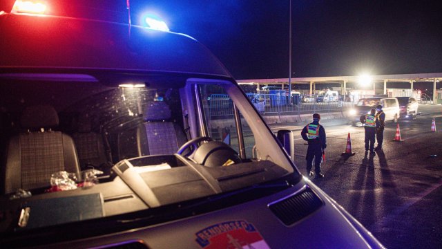 Най малко четирима души загинаха при катастрофа на претъпкан с мигранти