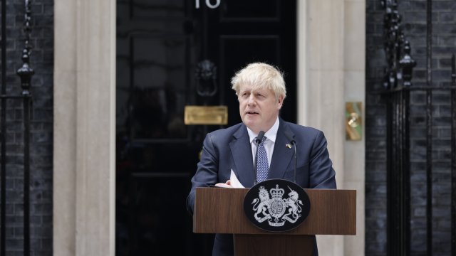 Британският премиер Борис Джонсън обяви, че подава оставка от поста,