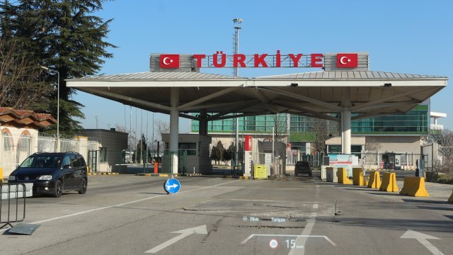 Ежедневно в село Голям Дервент преминават групи с нелегални мигранти