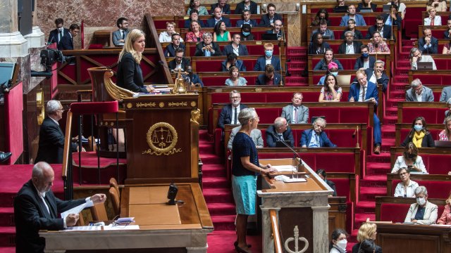 Премиерът на Франция Елизабет Борн оцеля при първото искане за