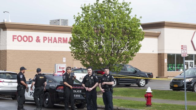 Осемнадесетгодишен бял мъж облечен във военни дрехи и предаващ пряко