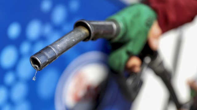 Цената на петрола намалява под 100 за барел след като