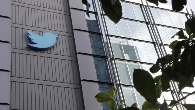Американският милиардер Илън Мъск обяви че Twitter ще криптира личните