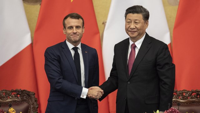 Китайският председател Си Дзинпин и френският му колега Еманюел Макрон
