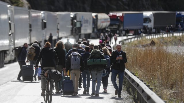Дълги опашки от руснаци опитващи се да не им връчат