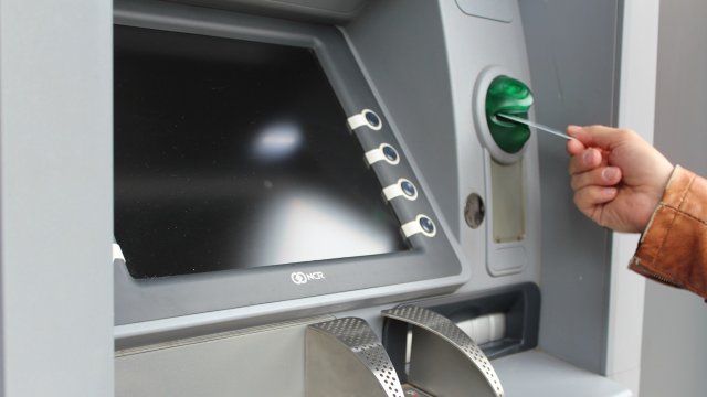 Банките увеличават таксите за теглене от банкомат и на каса