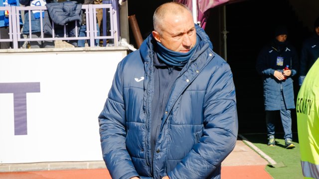 Треньорът на Левски Станимир Стоилов се оправда с терена на