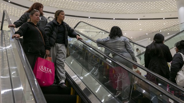 Въпреки високата инфлация американците са похарчили рекордните 9 12 млрд долара