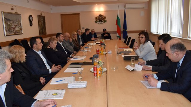 Вицепремиерът и министър на икономиката Корнелия Нинова се срещна с