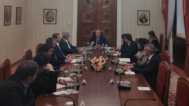 Първо искам да ви поздравя че в трудни моменти отново